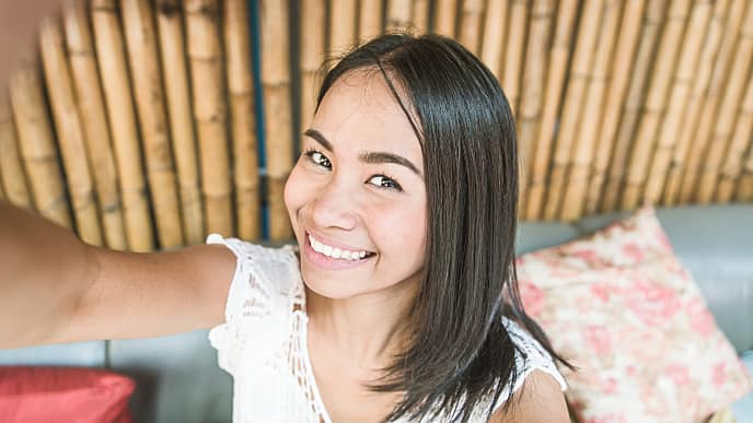 女孩使用完竹牙刷露出笑容