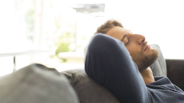 男子為乾性齒槽炎而感到困擾