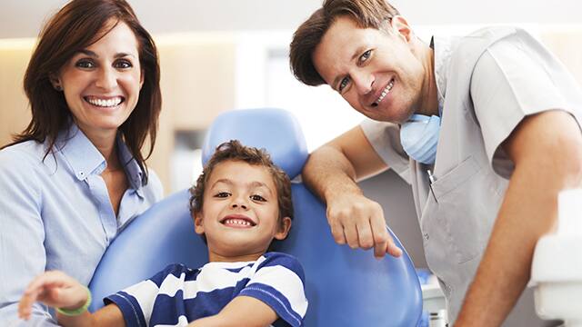 家庭在笑；去看牙醫檢查牙齒的该知