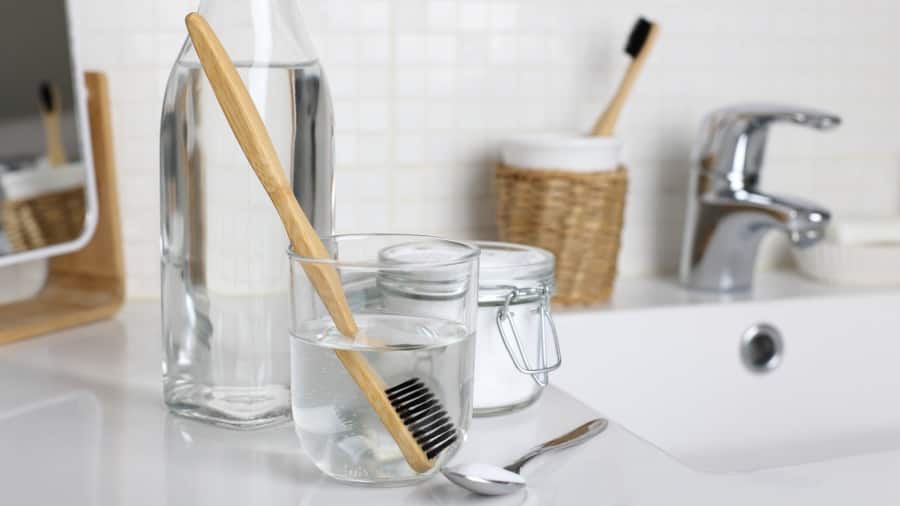 牙刷浸泡在鹽水中：鹽水漱口的好處和正確使用方式	