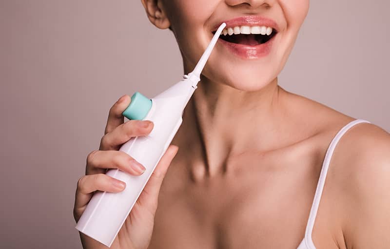 女孩使用水牙線