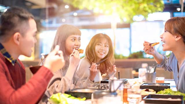 一群年輕男女在吃火鍋