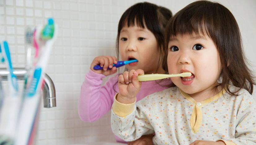  小女孩養成刷牙好習慣，遠離兒童口腔異味	