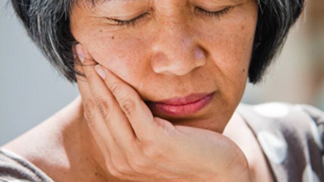 年長女士牙痛；磨牙症狀